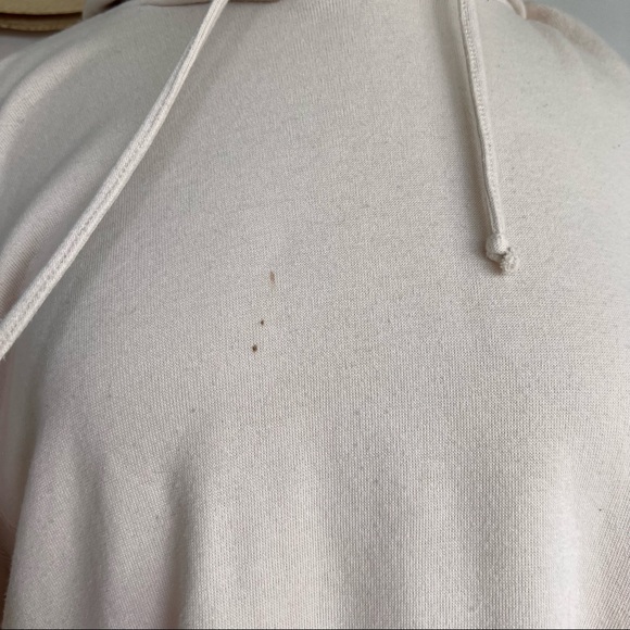 SOLD ❌ CREAM SWEATSHIRT AND SHORTS LOUNGE SET - Picture 4 of 6